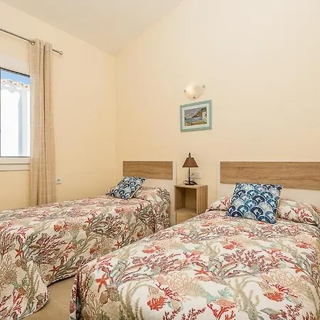 Sleeps 6 Pool Air Con Wifi
