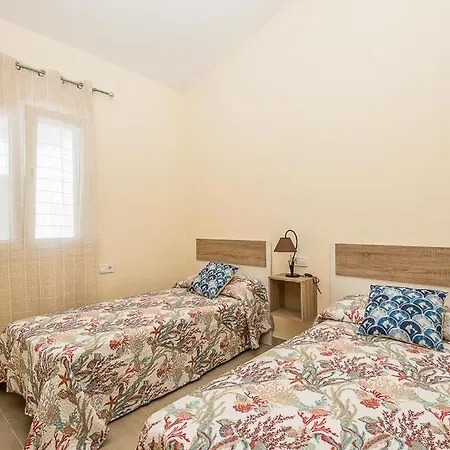 Sleeps 6 Pool Air Con Wifi