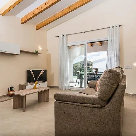Sleeps 6 Pool Air Con Wifi